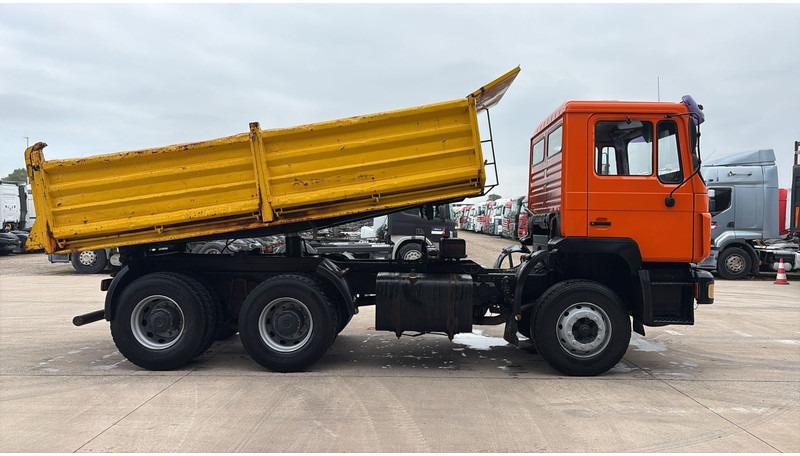 MAN 26.322 (MANUAL PUMP / POMPE MANUELLE / LAMES / STEEL SUSP. / GRAND PONT / BIG AXLE) - Самосвал камион: снимка 3 MAN 26.322 (MANUAL PUMP / POMPE MANUELLE / LAMES / STEEL SUSP. / GRAND PONT / BIG AXLE) - Самосвал камион: снимка 3