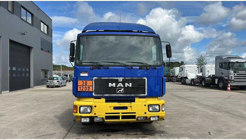MAN 26.402 (18.000 L / 6X2 / 6 CYLINDER / FRONT STEEL / 3 COMPARTIMENTS) - Камион цистерна: снимка 2 MAN 26.402 (18.000 L / 6X2 / 6 CYLINDER / FRONT STEEL / 3 COMPARTIMENTS) - Камион цистерна: снимка 2
