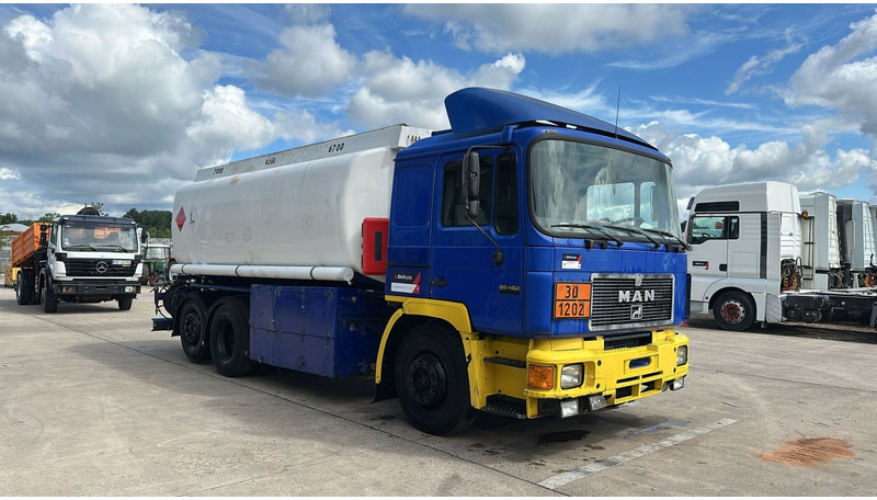 MAN 26.402 (18.000 L / 6X2 / 6 CYLINDER / FRONT STEEL / 3 COMPARTIMENTS) - Камион цистерна: снимка 3 MAN 26.402 (18.000 L / 6X2 / 6 CYLINDER / FRONT STEEL / 3 COMPARTIMENTS) - Камион цистерна: снимка 3