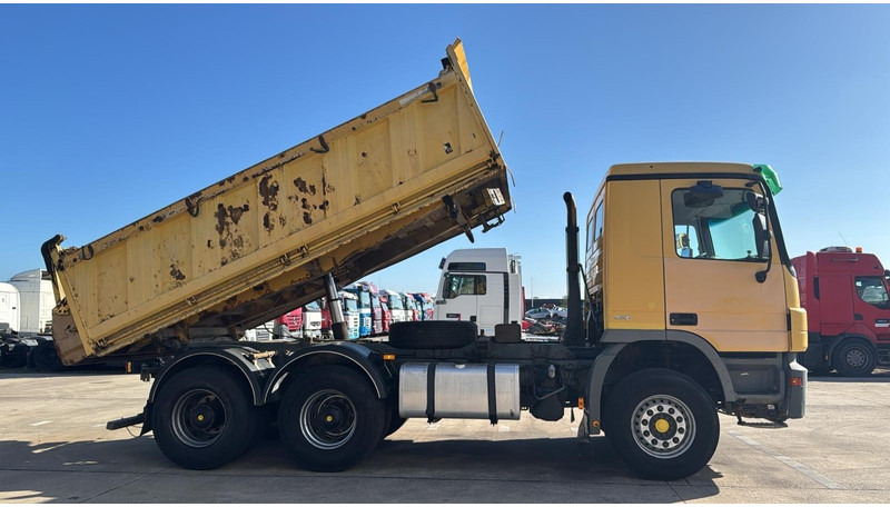 Mercedes-Benz Actros 2641 (EPS / PARFAIT ETAT / LAMES / GRAND PONT / 6X4 / MP2) - Самосвал камион: снимка 3 Mercedes-Benz Actros 2641 (EPS / PARFAIT ETAT / LAMES / GRAND PONT / 6X4 / MP2) - Самосвал камион: снимка 3