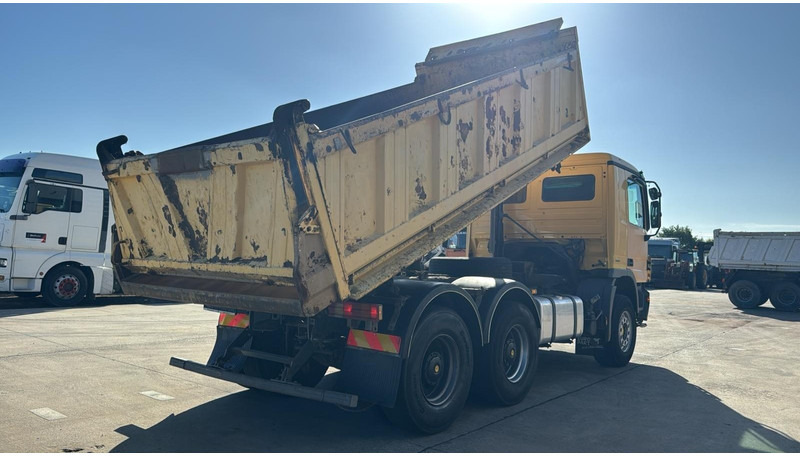 Mercedes-Benz Actros 2641 (EPS / PARFAIT ETAT / LAMES / GRAND PONT / 6X4 / MP2) - Самосвал камион: снимка 4 Mercedes-Benz Actros 2641 (EPS / PARFAIT ETAT / LAMES / GRAND PONT / 6X4 / MP2) - Самосвал камион: снимка 4