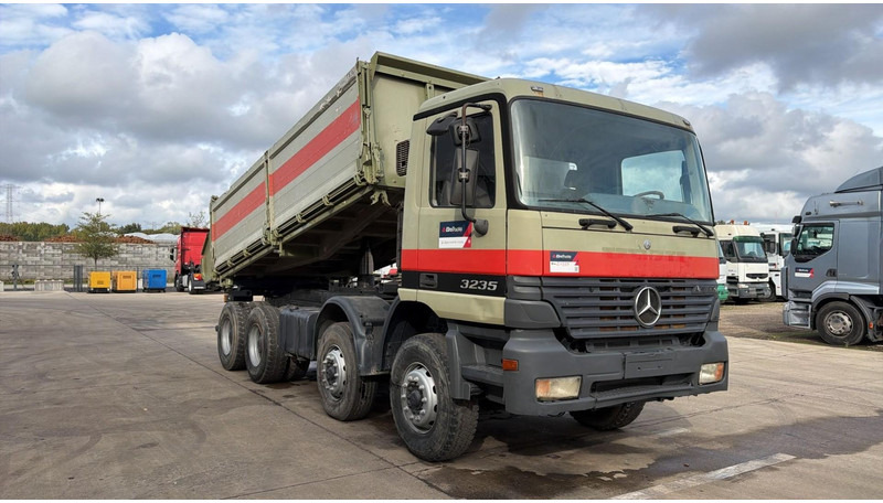 Mercedes-Benz Actros 3235 (EPS / LAMES / GRAND PONT / STEEL SUSP. / 3 PEDALES / MP1) - Самосвал камион: снимка 3 Mercedes-Benz Actros 3235 (EPS / LAMES / GRAND PONT / STEEL SUSP. / 3 PEDALES / MP1) - Самосвал камион: снимка 3