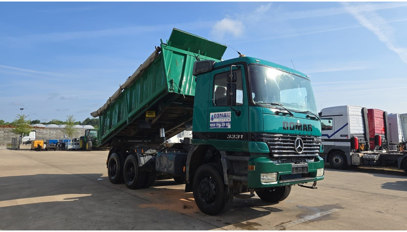 Mercedes-Benz Actros 3331 (BOITE MANUELLE / 6X6 / LAMES / GRAND PONT / V6) - Самосвал камион: снимка 3 Mercedes-Benz Actros 3331 (BOITE MANUELLE / 6X6 / LAMES / GRAND PONT / V6) - Самосвал камион: снимка 3