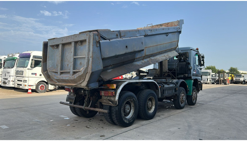 Mercedes-Benz Actros 4143 (8X8 / BOITE MANUELLE / LAMES / GRAND PONT / STEEL SUSP. / BIG AXLE) - Самосвал камион: снимка 4 Mercedes-Benz Actros 4143 (8X8 / BOITE MANUELLE / LAMES / GRAND PONT / STEEL SUSP. / BIG AXLE) - Самосвал камион: снимка 4
