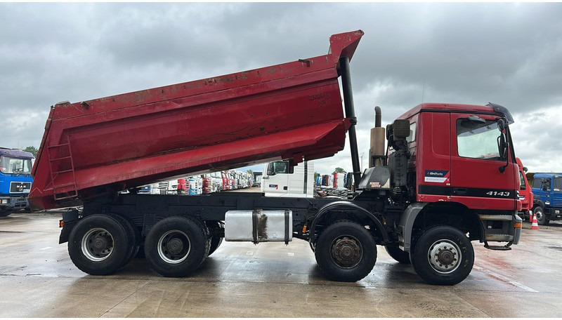 Mercedes-Benz Actros 4143 (BOITE MANUELLE / 8X8 / MANUAL GEARBOX / LAMES / GRAND PONT / BIG AXLE) - Самосвал камион: снимка 4 Mercedes-Benz Actros 4143 (BOITE MANUELLE / 8X8 / MANUAL GEARBOX / LAMES / GRAND PONT / BIG AXLE) - Самосвал камион: снимка 4