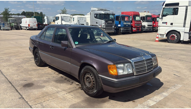 Mercedes-Benz E-Klasse 200 (GERMAN CAR / VOITURE D'ALLEMAGNE / ESSENCE / PETROL / MANUAL) - Седан: снимка 3 Mercedes-Benz E-Klasse 200 (GERMAN CAR / VOITURE D'ALLEMAGNE / ESSENCE / PETROL / MANUAL) - Седан: снимка 3