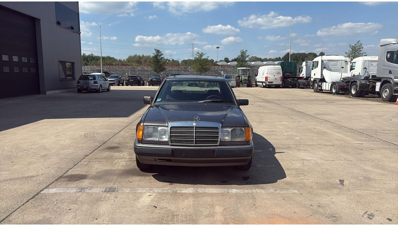 Mercedes-Benz E-Klasse 200 (GERMAN CAR / VOITURE D'ALLEMAGNE / ESSENCE / PETROL / MANUAL) - Седан: снимка 2 Mercedes-Benz E-Klasse 200 (GERMAN CAR / VOITURE D'ALLEMAGNE / ESSENCE / PETROL / MANUAL) - Седан: снимка 2