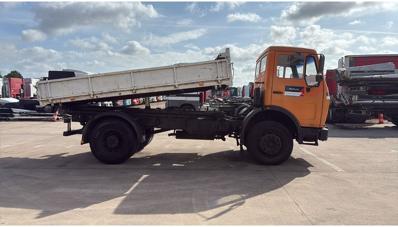 Mercedes-Benz SK 1628 (V8 / LAMES / GRAND PONT / POMPE MANUELLE) - Самосвал камион: снимка 4 Mercedes-Benz SK 1628 (V8 / LAMES / GRAND PONT / POMPE MANUELLE) - Самосвал камион: снимка 4