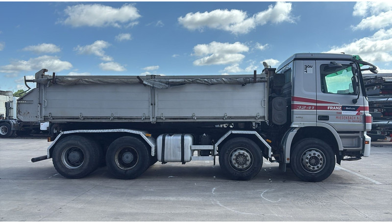 Mercedes-Benz actros 3241 (8X4 / LAMES / GRAND PONT / GRAND BENNE / 3 PONTS / TRES BONNE ETAT) - Самосвал камион: снимка 4 Mercedes-Benz actros 3241 (8X4 / LAMES / GRAND PONT / GRAND BENNE / 3 PONTS / TRES BONNE ETAT) - Самосвал камион: снимка 4