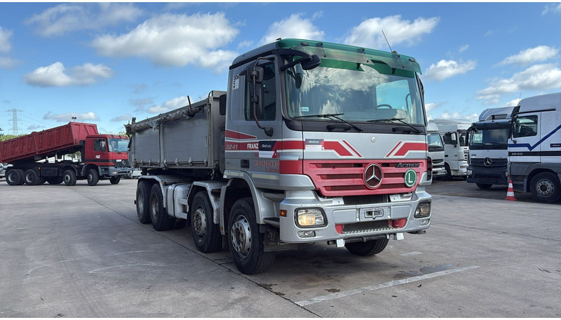 Mercedes-Benz actros 3241 (8X4 / LAMES / GRAND PONT / GRAND BENNE / TRES BONNE ETAT) - Самосвал камион: снимка 3 Mercedes-Benz actros 3241 (8X4 / LAMES / GRAND PONT / GRAND BENNE / TRES BONNE ETAT) - Самосвал камион: снимка 3