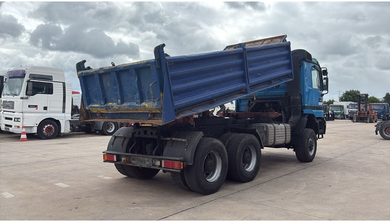Mercedes-Benz actros 3340 (6X6 / BOITE MANUELLE /MANUAL GEARBOX / 3 PONTS / V6 / MP1) - Самосвал камион: снимка 5 Mercedes-Benz actros 3340 (6X6 / BOITE MANUELLE /MANUAL GEARBOX / 3 PONTS / V6 / MP1) - Самосвал камион: снимка 5