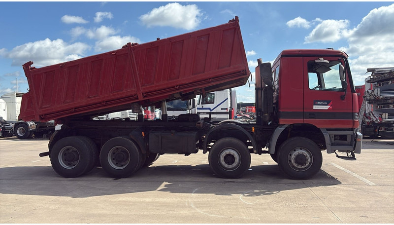 Mercedes-Benz actros 4140 (EPS / 8X6 / LAMES / GRAND PONT / GRAND BENNE / 3 PONTS / TRES BONNE ETAT) - Самосвал камион: снимка 4 Mercedes-Benz actros 4140 (EPS / 8X6 / LAMES / GRAND PONT / GRAND BENNE / 3 PONTS / TRES BONNE ETAT) - Самосвал камион: снимка 4