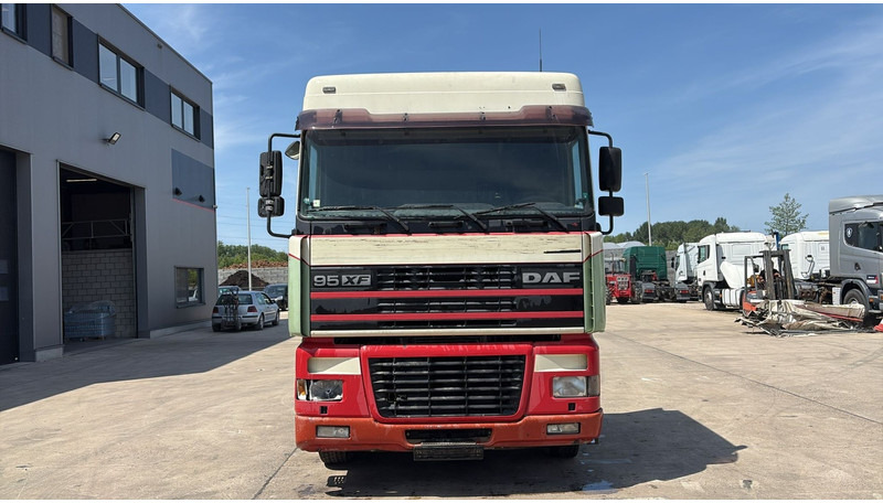 DAF XF 95.430 (EURO 3 / BOITE MANUELLE / MANUAL GEARBOX) - Влекач: снимка 2 DAF XF 95.430 (EURO 3 / BOITE MANUELLE / MANUAL GEARBOX) - Влекач: снимка 2