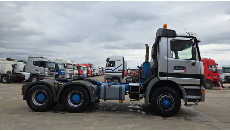 Mercedes-Benz actros 2643 (184.000 KM !! / EPS / 6X4 / TRACTEUR ORIGINAL / 3 PEDALES / GRAND PONT / PARFAIT ETAT) - Влекач: снимка 4 Mercedes-Benz actros 2643 (184.000 KM !! / EPS / 6X4 / TRACTEUR ORIGINAL / 3 PEDALES / GRAND PONT / PARFAIT ETAT) - Влекач: снимка 4