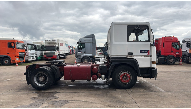 Renault R 385 Major (2 CULASSE / LAMES / GRAND PONT / STEEL SUSP. / MANUAL PUMP / POMPE MANUELLE) - Влекач: снимка 3 Renault R 385 Major (2 CULASSE / LAMES / GRAND PONT / STEEL SUSP. / MANUAL PUMP / POMPE MANUELLE) - Влекач: снимка 3