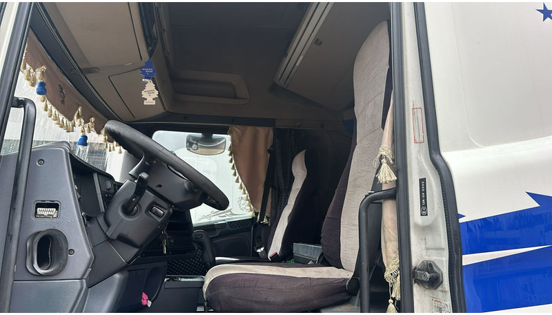 Interior photo 1: Влекач Scania R 420 (FOR PARTS / ENGINE RUNNING AND TRUCK DRIVING / MANUAL GEARBOX)