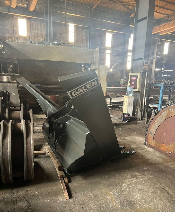 Komatsu PC300 Trapeze Bucket - Кофа за багер: снимка 2 Komatsu PC300 Trapeze Bucket - Кофа за багер: снимка 2