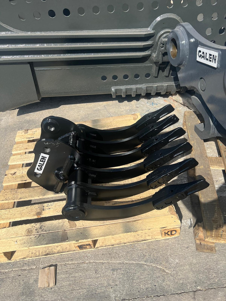 Takeuchi TB235 Grab Rake Attachment - Скарификатор за Мини багер: снимка 1 Takeuchi TB235 Grab Rake Attachment - Скарификатор за Мини багер: снимка 1