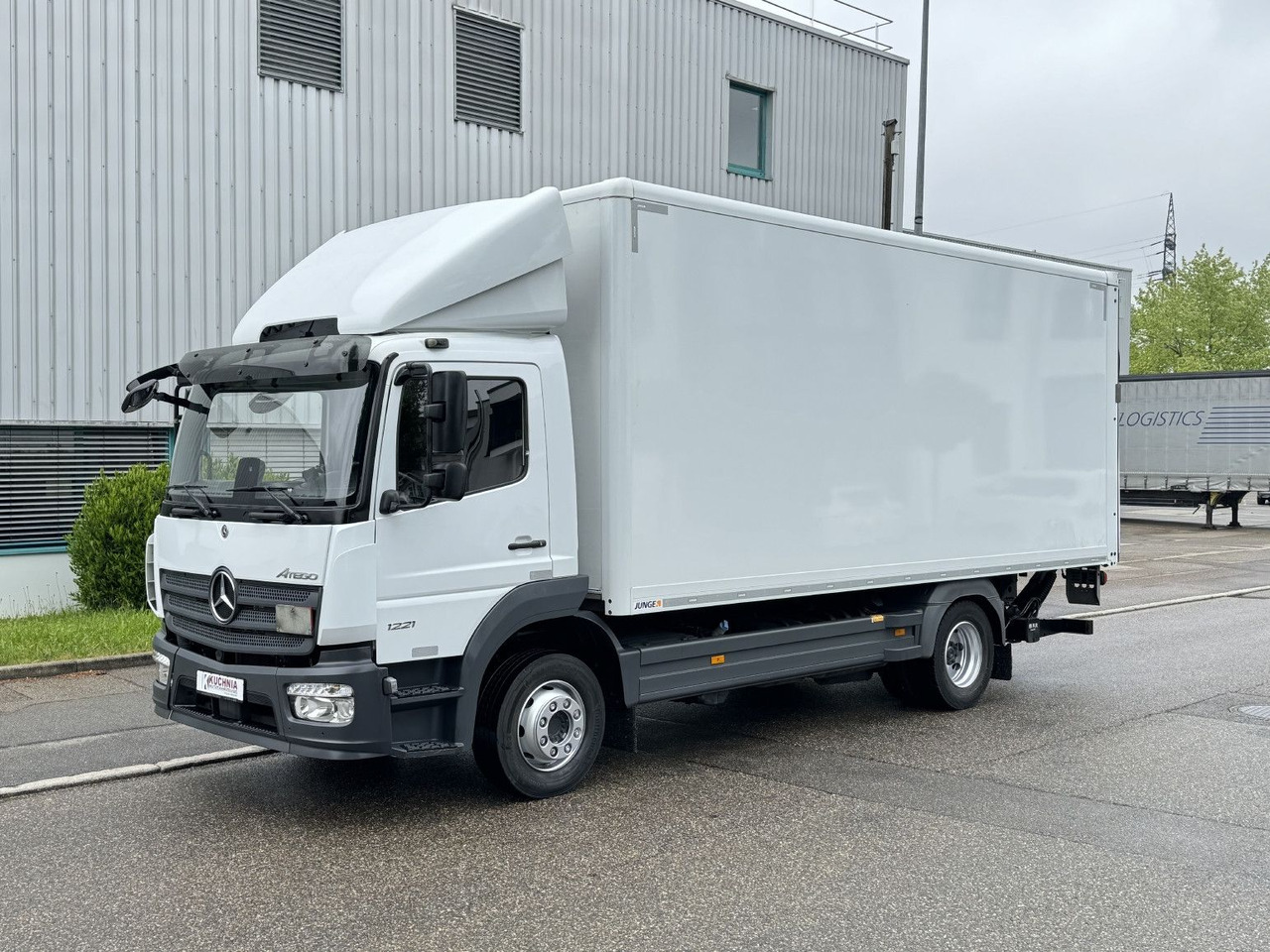 Mercedes-Benz Atego 1221 L Koffer 6,1m LBW AHK Klima TOP - Камион фургон: снимка 3 Mercedes-Benz Atego 1221 L Koffer 6,1m LBW AHK Klima TOP - Камион фургон: снимка 3