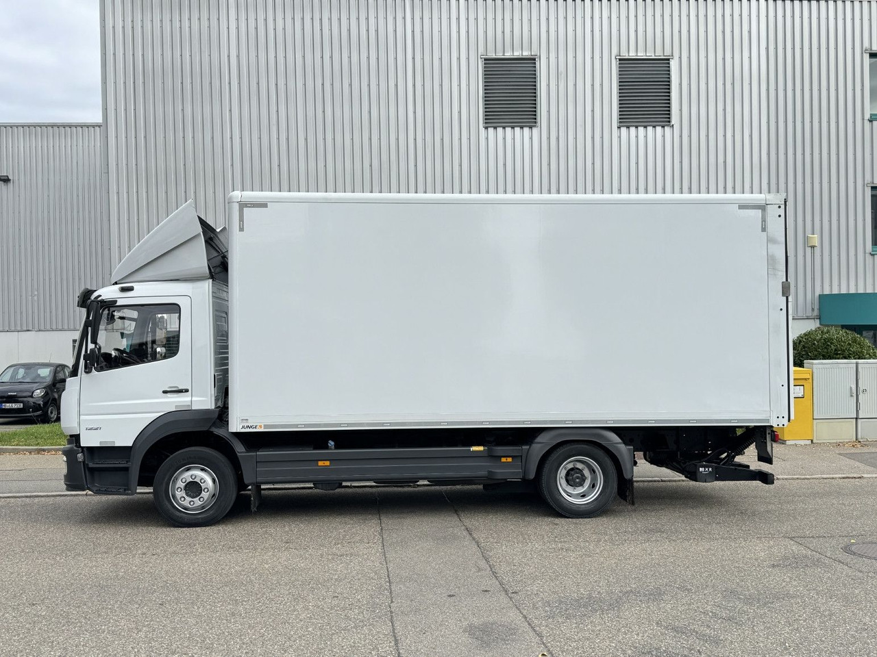 Mercedes-Benz Atego 1221 L Koffer 6,1m LBW AHK Klima TOP - Камион фургон: снимка 4 Mercedes-Benz Atego 1221 L Koffer 6,1m LBW AHK Klima TOP - Камион фургон: снимка 4