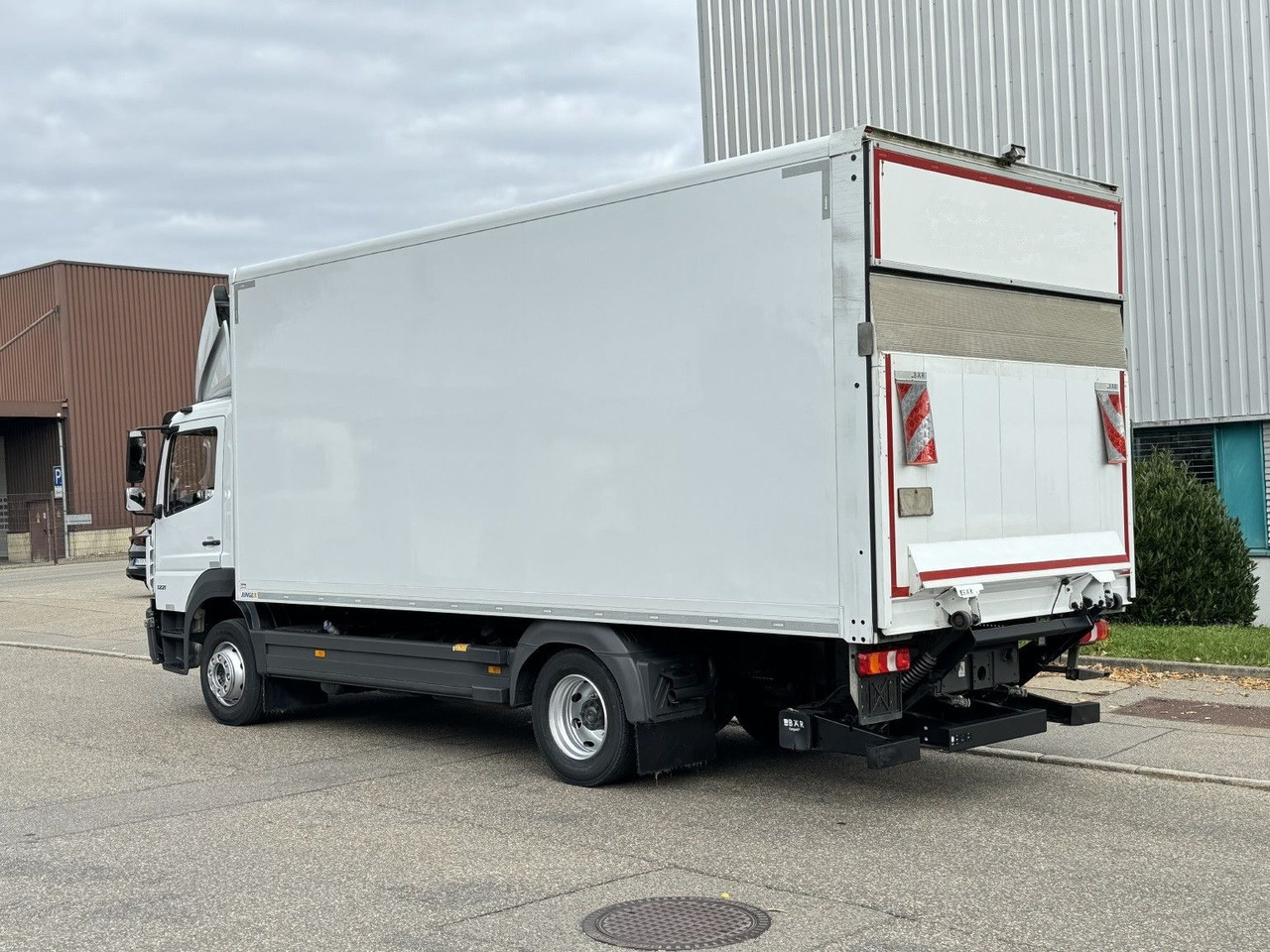 Mercedes-Benz Atego 1221 L Koffer 6,1m LBW AHK Klima TOP - Камион фургон: снимка 5 Mercedes-Benz Atego 1221 L Koffer 6,1m LBW AHK Klima TOP - Камион фургон: снимка 5