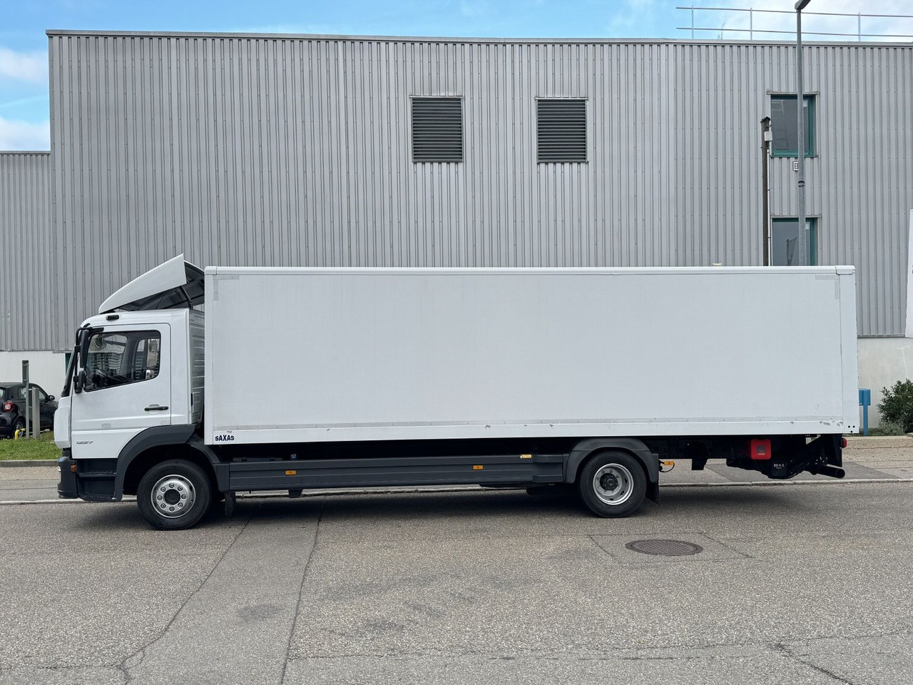 Mercedes-Benz Atego 1227L Koffer 8m LBW Klima Diff. Sperre - Камион фургон: снимка 4 Mercedes-Benz Atego 1227L Koffer 8m LBW Klima Diff. Sperre - Камион фургон: снимка 4