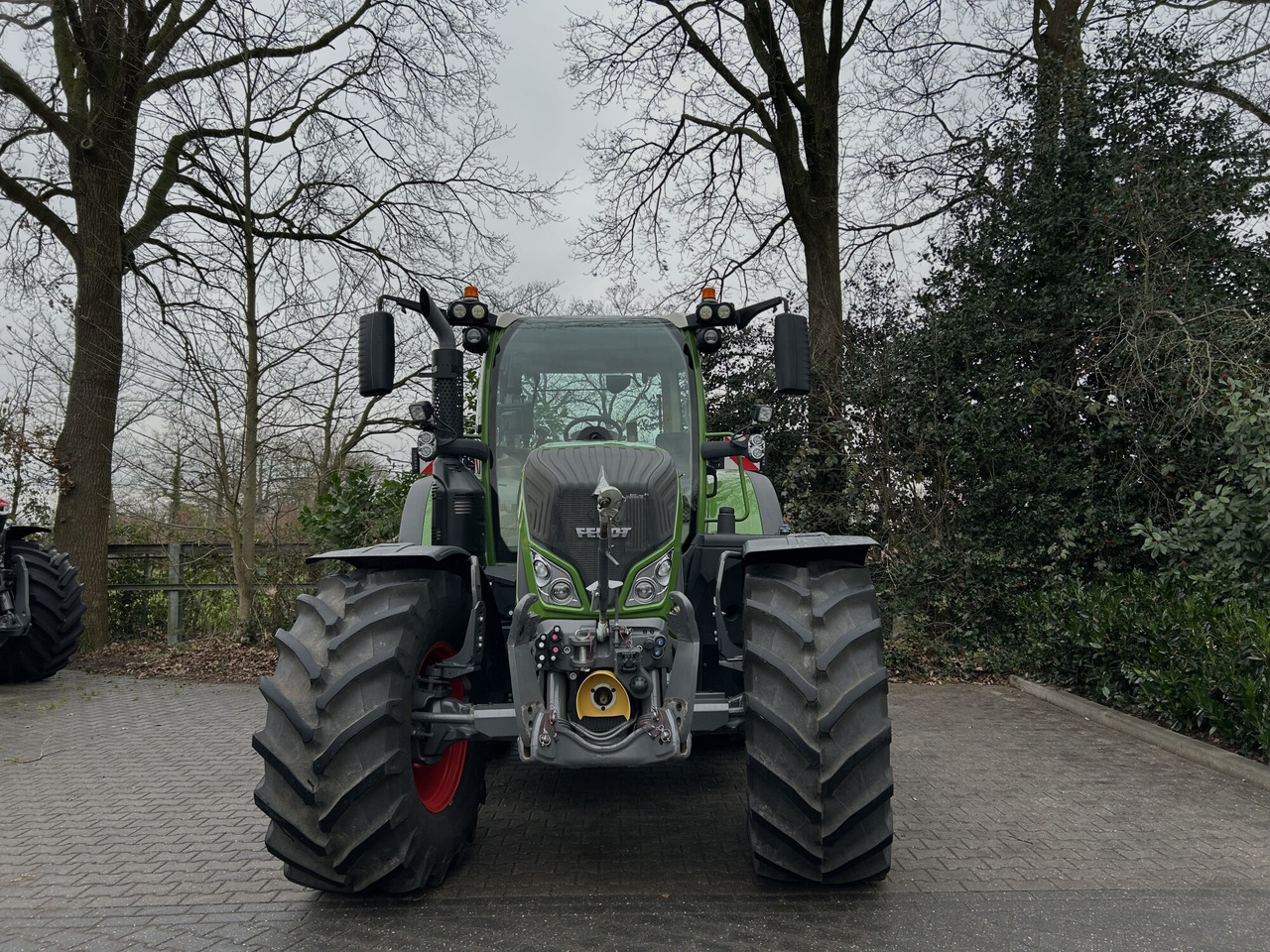 Fendt 724 Vario Gen6 ProfiPlus setting 2 - Трактор: снимка 3 Fendt 724 Vario Gen6 ProfiPlus setting 2 - Трактор: снимка 3