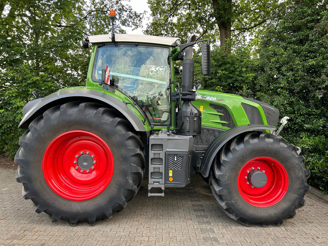 Fendt 828 Vario S4 ProfiPlus - Трактор: снимка 4 Fendt 828 Vario S4 ProfiPlus - Трактор: снимка 4