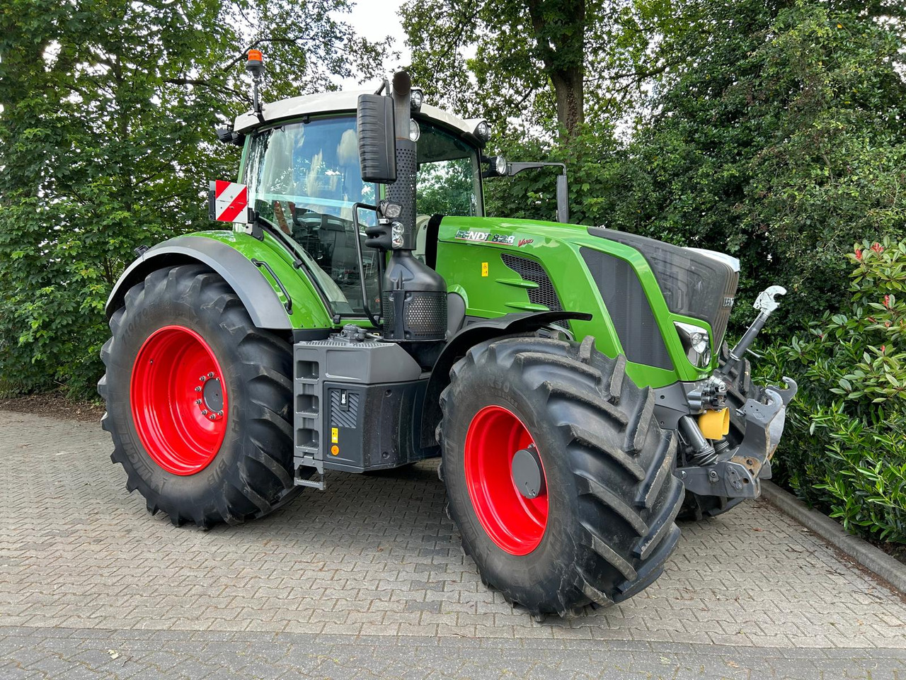 Fendt 828 Vario S4 ProfiPlus - Трактор: снимка 3 Fendt 828 Vario S4 ProfiPlus - Трактор: снимка 3