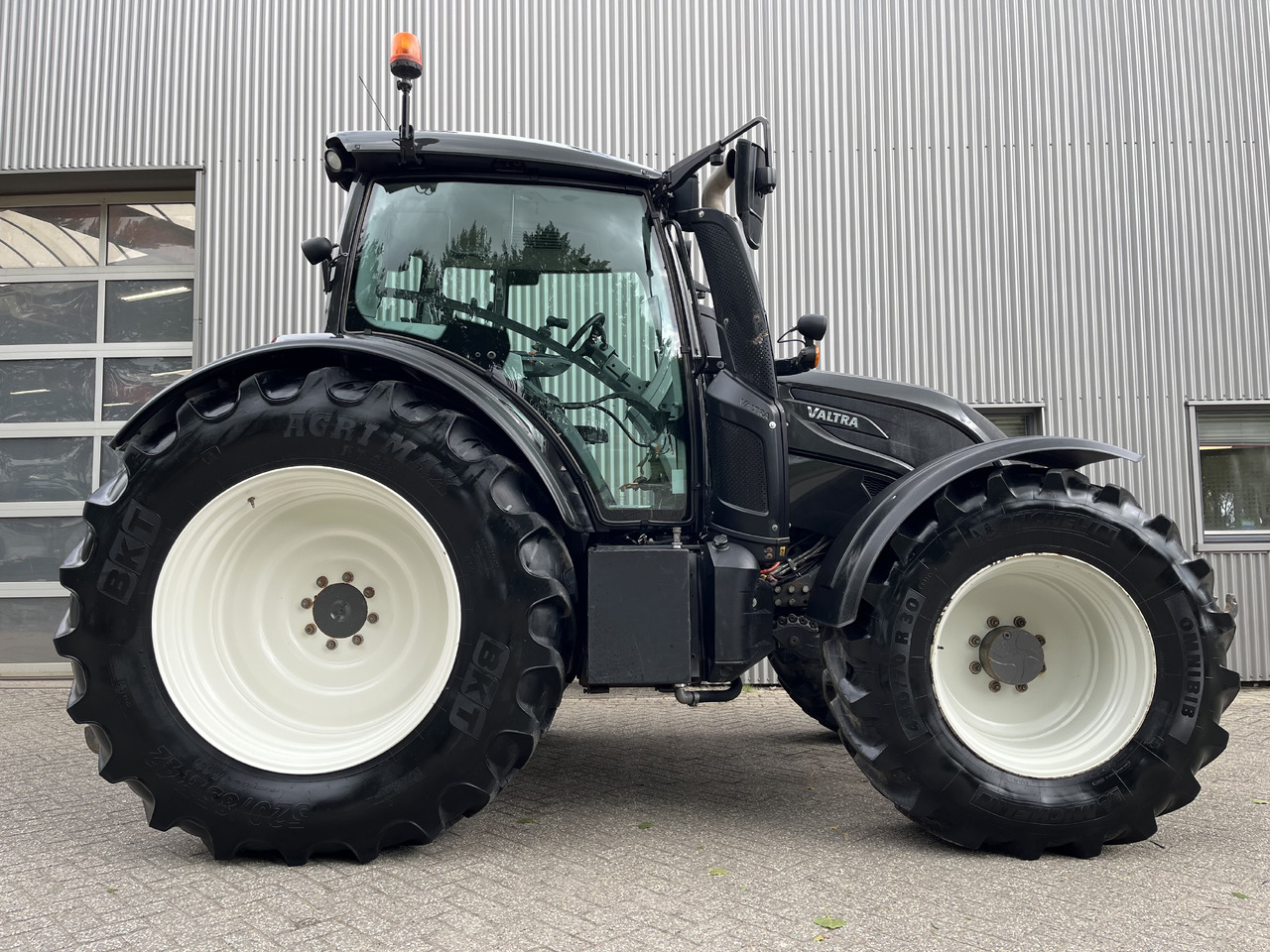 VALTRA N174 Active - Трактор: снимка 2 VALTRA N174 Active - Трактор: снимка 2