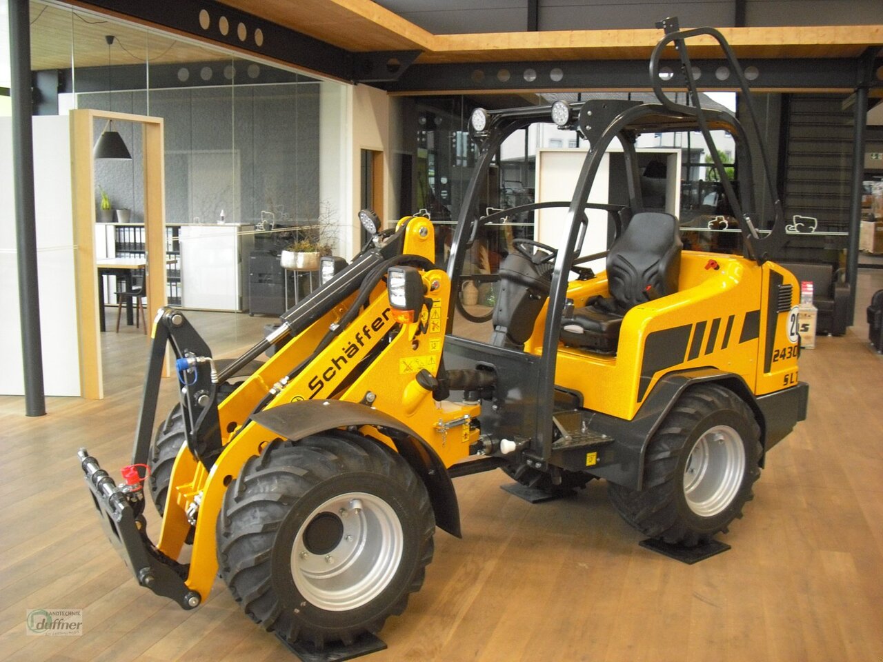 Schäffer 2430 SLT - Компактен товарач: снимка 1 Schäffer 2430 SLT - Компактен товарач: снимка 1
