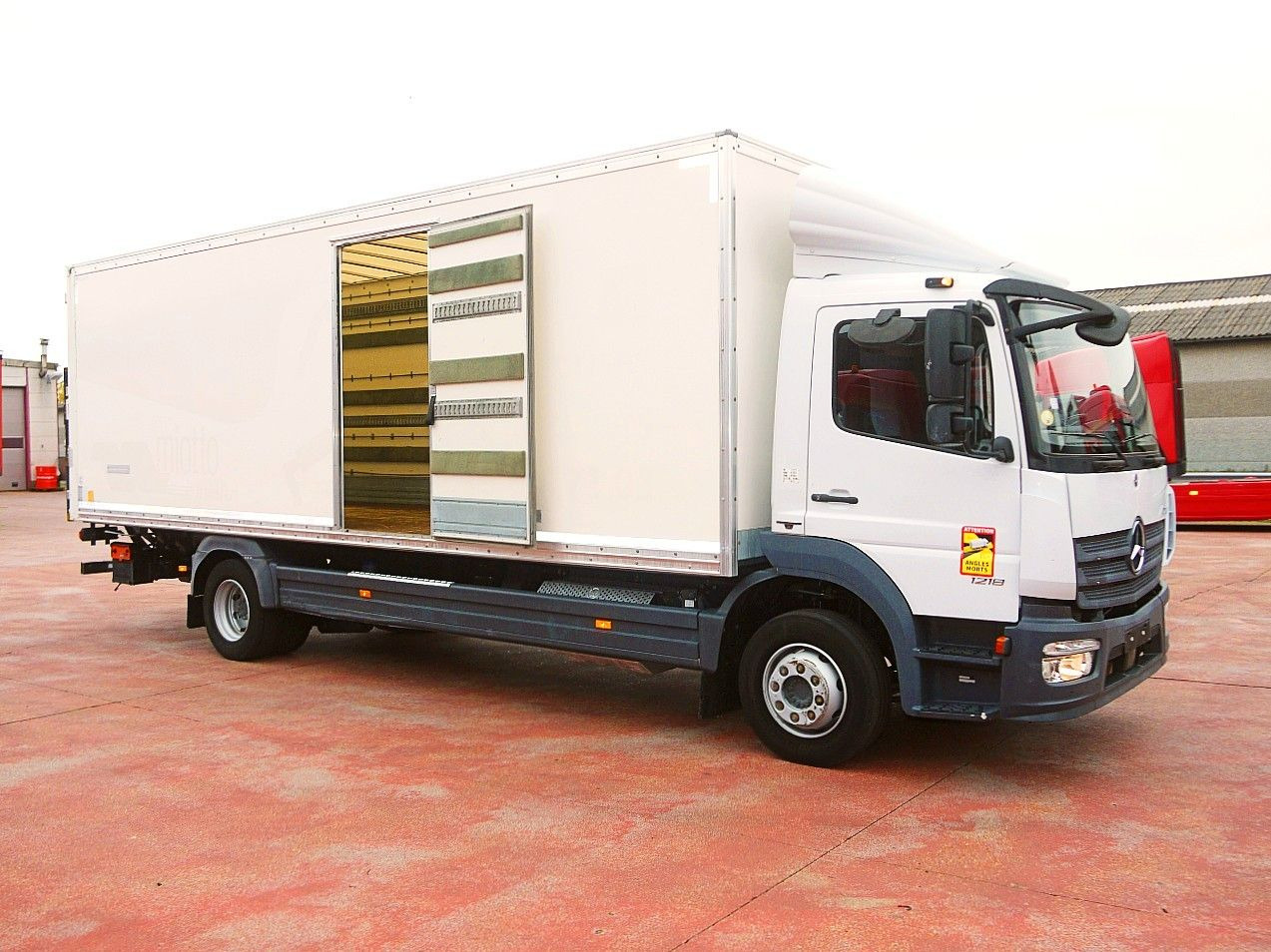 Mercedes-Benz 1218 ATEGO MEUBEL KOFFER A/C 124 Tkm - Камион фургон: снимка 3 Mercedes-Benz 1218 ATEGO MEUBEL KOFFER A/C 124 Tkm - Камион фургон: снимка 3