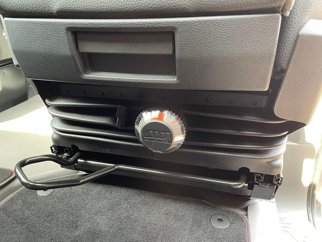 Лек автомобил MAN TGE 3.180 Kombi L3H2 4x4 INDIVIDUAL S LED ACC: снимка 28