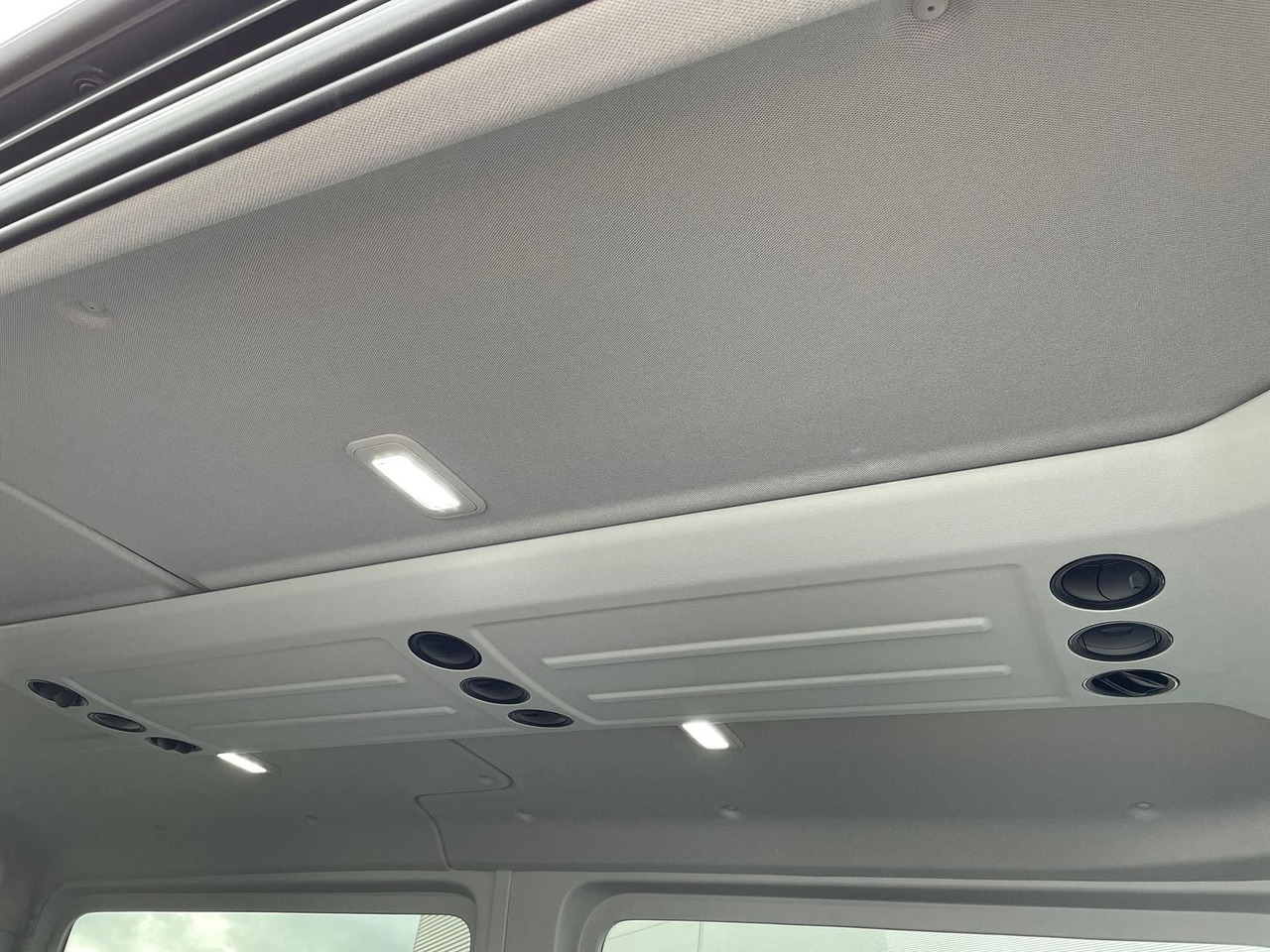 Лек автомобил MAN TGE 3.180 Kombi L3H2 INDIVIDUAL S LED ACC NAV: снимка 31