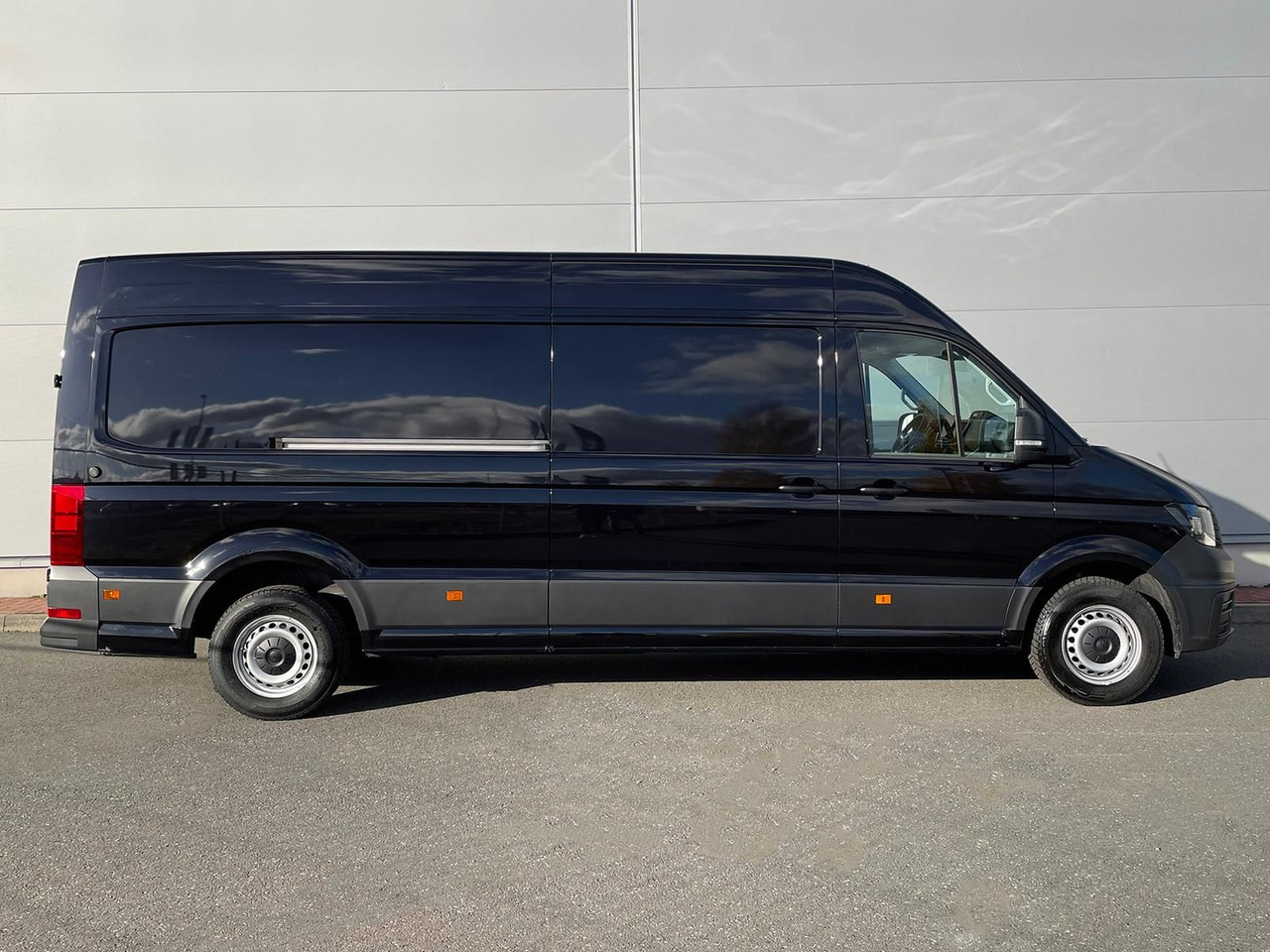 Volkswagen Crafter Kasten 35 L4H3 NAV SITZHZ AHK DAB KAMERA - Пътнически бус: снимка 5 Volkswagen Crafter Kasten 35 L4H3 NAV SITZHZ AHK DAB KAMERA - Пътнически бус: снимка 5