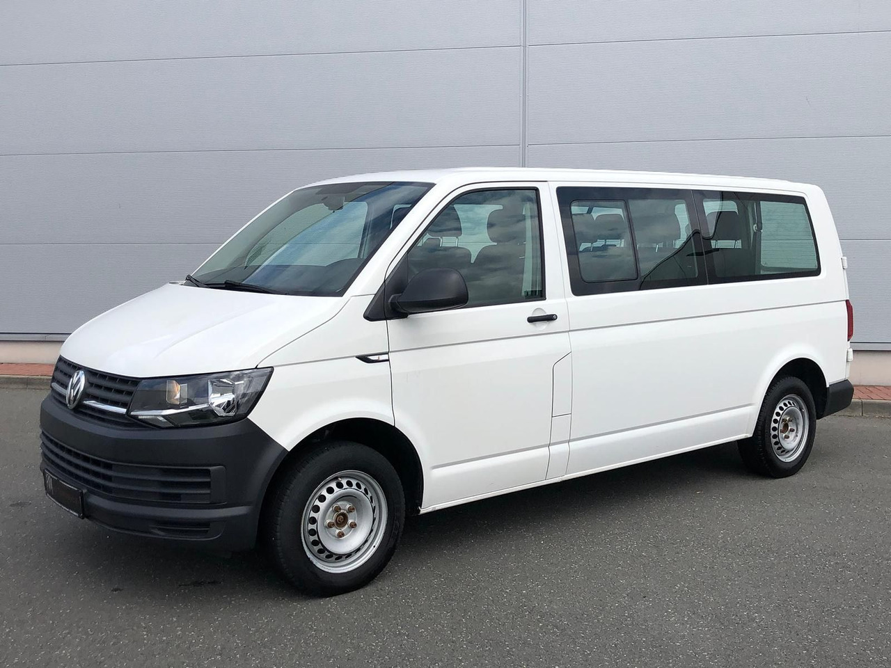Volkswagen T6 Transporter 2.0 TDI Kombi lang 9-SITZE TEMP - Микробус, Пътнически бус: снимка 1 Volkswagen T6 Transporter 2.0 TDI Kombi lang 9-SITZE TEMP - Микробус, Пътнически бус: снимка 1