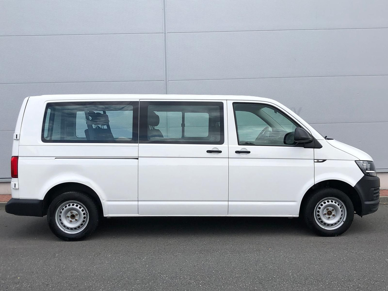 Volkswagen T6 Transporter 2.0 TDI Kombi lang 9-SITZE TEMP - Лек автомобил: снимка 5 Volkswagen T6 Transporter 2.0 TDI Kombi lang 9-SITZE TEMP - Лек автомобил: снимка 5