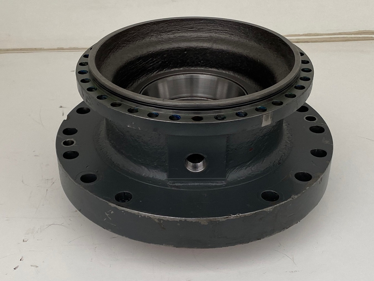 Liebherr Abtriebswellengehäuse ID-Nr.90015650 and Kegelrollenlager ID-Nr.761008503. - Редуктор на въртене за Верижен багер: снимка 2 Liebherr Abtriebswellengehäuse ID-Nr.90015650 and Kegelrollenlager ID-Nr.761008503. - Редуктор на въртене за Верижен багер: снимка 2