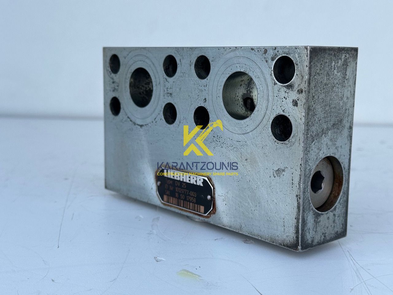 Liebherr Dämpfungsventil ID-Nr.10121777. P924 COMP, P926, R926, R916, R922, R924 COMP, R924, R926 COMP, R926, R930, R936, R946, R950 T, R960 T. #10121777.43199# - Редуктор на въртене за Строителна техника: снимка 1 Liebherr Dämpfungsventil ID-Nr.10121777. P924 COMP, P926, R926, R916, R922, R924 COMP, R924, R926 COMP, R926, R930, R936, R946, R950 T, R960 T. #10121777.43199# - Редуктор на въртене за Строителна техника: снимка 1