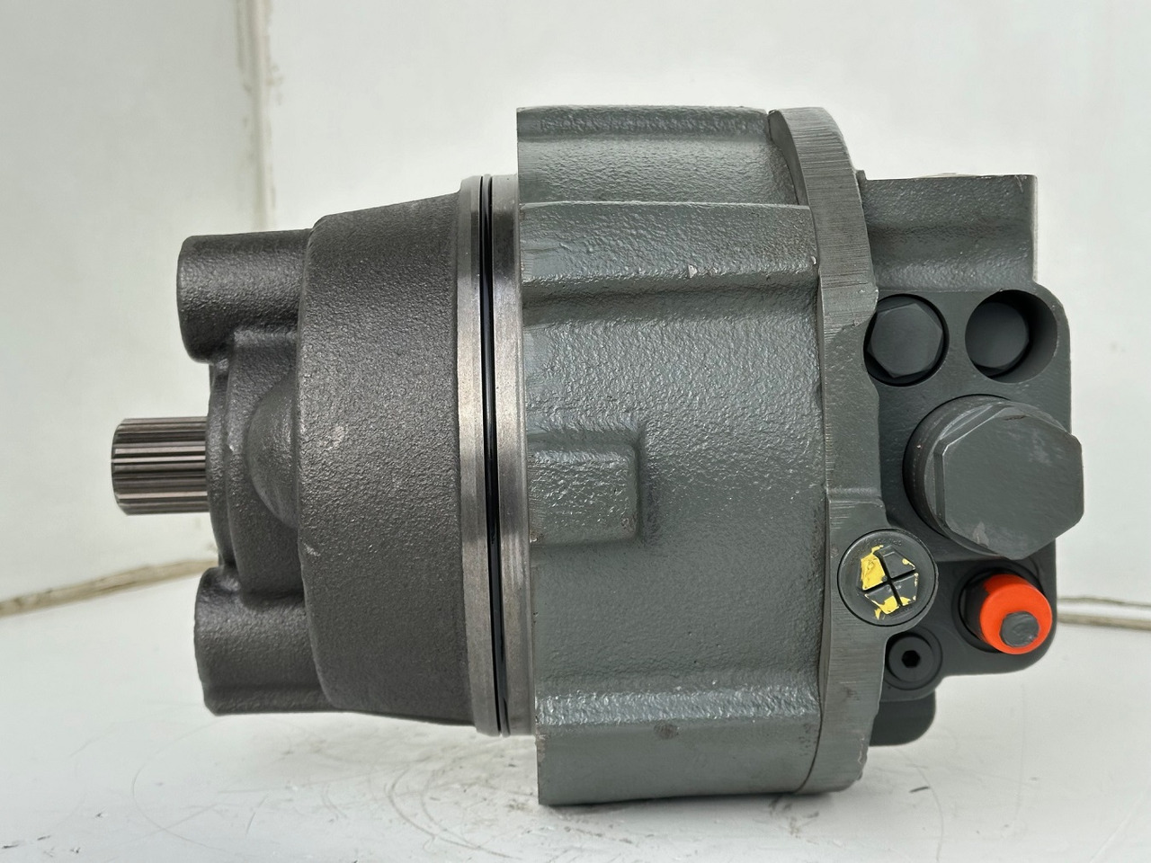 Liebherr Hydraulikeinbaumotor CMVE O 135. ID-Nr.10129570 - ID-Nr.11439804. FAT400P112 - FAT550P093. R930, R934, R936, R940, R944, R946, R950T. #10129570.21538# - Хидравличен мотор за Строителна техника: снимка 3 Liebherr Hydraulikeinbaumotor CMVE O 135. ID-Nr.10129570 - ID-Nr.11439804. FAT400P112 - FAT550P093. R930, R934, R936, R940, R944, R946, R950T. #10129570.21538# - Хидравличен мотор за Строителна техника: снимка 3