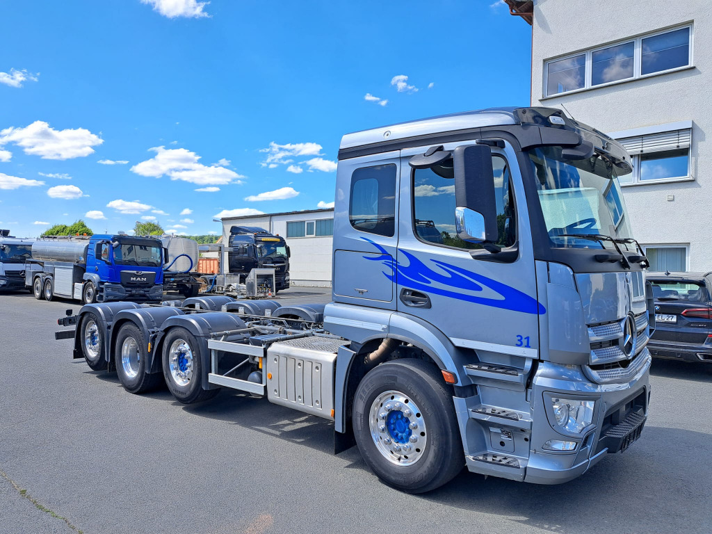Mercedes Benz Actros 3243 8x2 1,2 & 4 Lenkachse, 2 & 4 Liftbar(Nr. 6051) - Шаси кабина: снимка 2 Mercedes Benz Actros 3243 8x2 1,2 & 4 Lenkachse, 2 & 4 Liftbar(Nr. 6051) - Шаси кабина: снимка 2