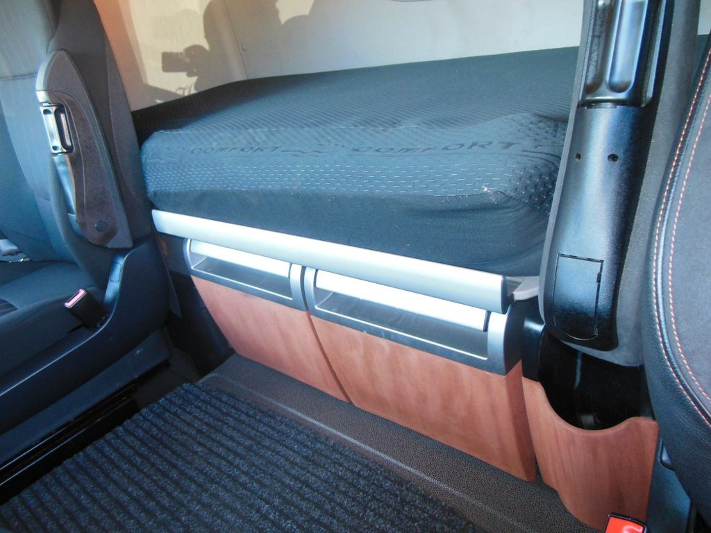 Влекач DAF XF106.480 SSC, LIMITED EDITION, STANDKLIMA, TOP! DAF XF106.480 SSC, LIMITED EDITION, STANDKLIMA, TOP!: снимка 12 Влекач DAF XF106.480 SSC, LIMITED EDITION, STANDKLIMA, TOP! DAF XF106.480 SSC, LIMITED EDITION, STANDKLIMA, TOP!: снимка 12