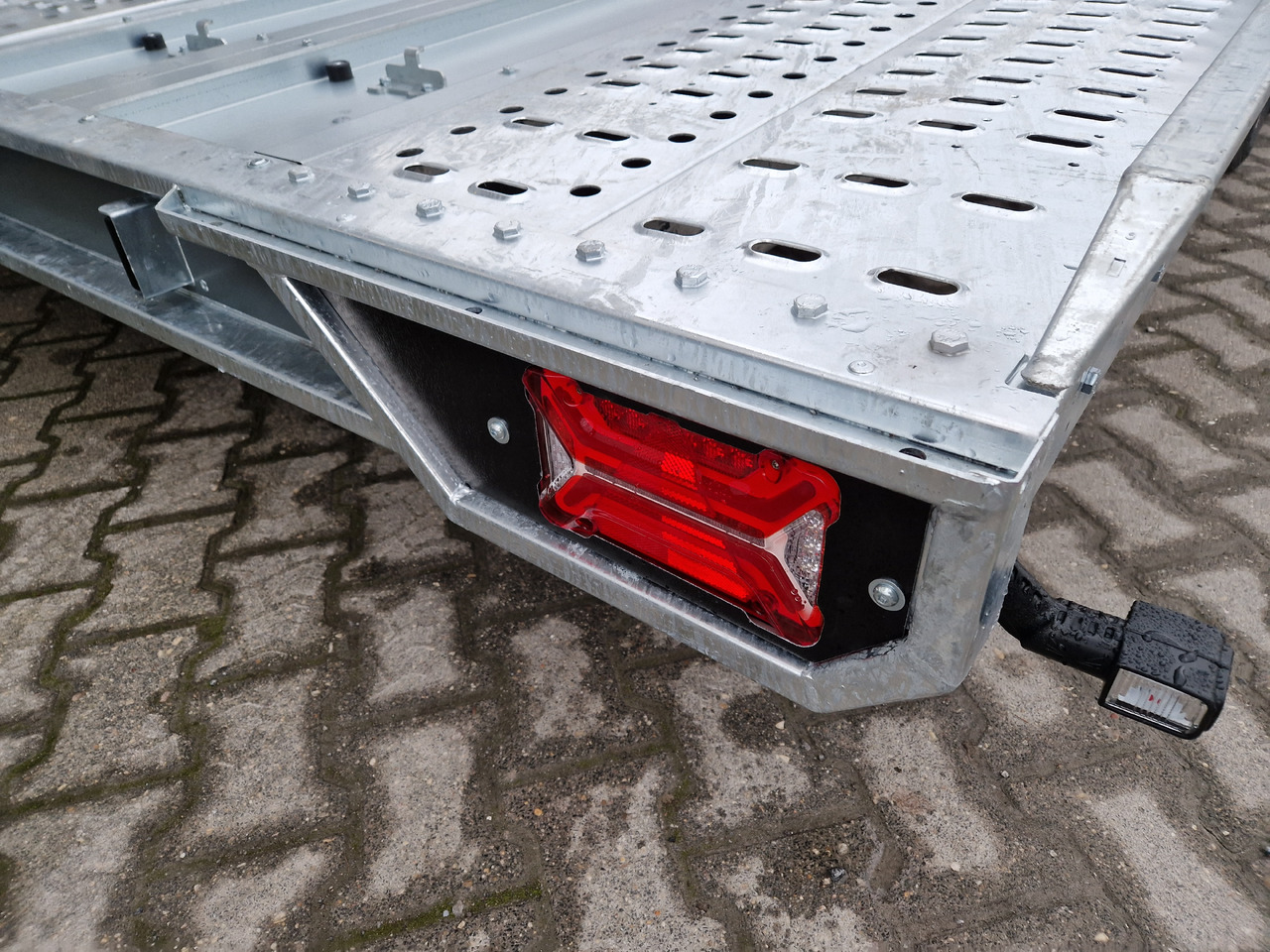 BJT T Transporter 231 550x224cm grau Tridem Alufelgen Auffahrrampen 180cm (XXL) 3500kg Aktion - Ремарке за строителна техника: снимка 3 BJT T Transporter 231 550x224cm grau Tridem Alufelgen Auffahrrampen 180cm (XXL) 3500kg Aktion - Ремарке за строителна техника: снимка 3