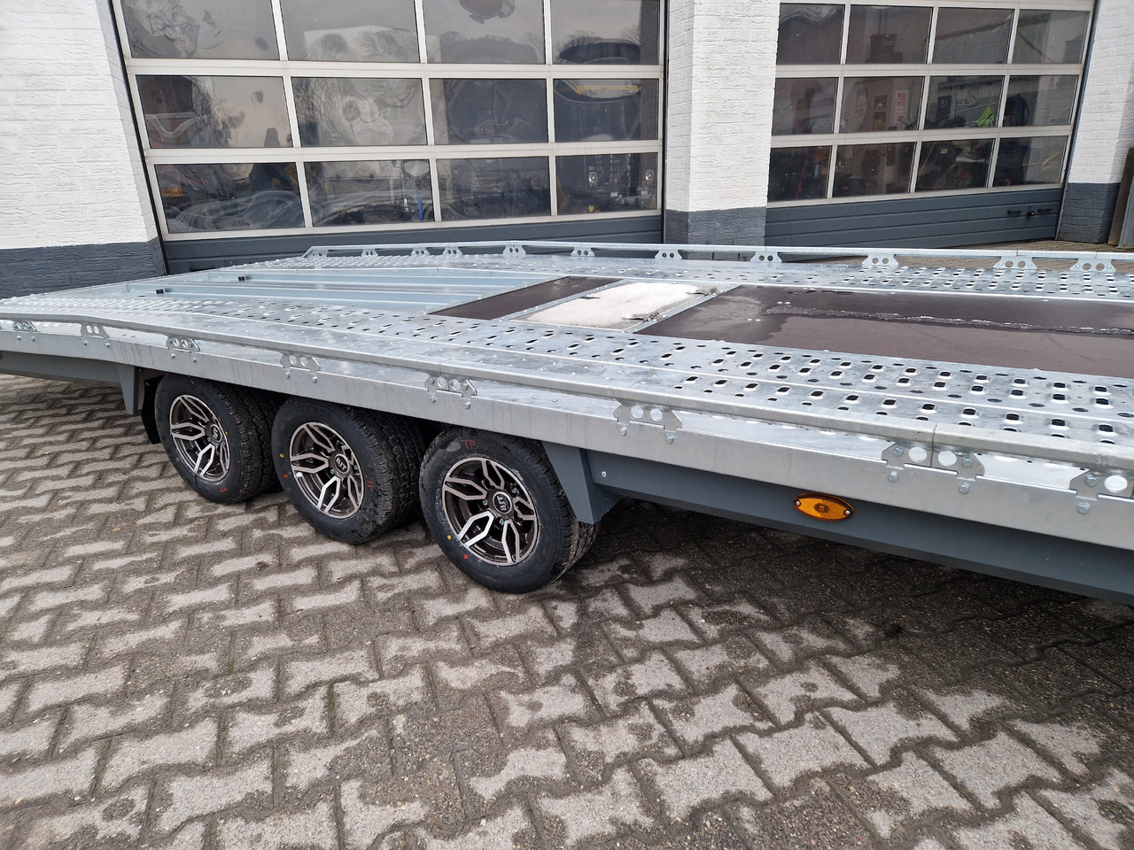 BJT T Transporter 231 550x224cm grau Tridem Alufelgen Auffahrrampen 180cm (XXL) 3500kg Aktion - Ремарке за строителна техника: снимка 4 BJT T Transporter 231 550x224cm grau Tridem Alufelgen Auffahrrampen 180cm (XXL) 3500kg Aktion - Ремарке за строителна техника: снимка 4