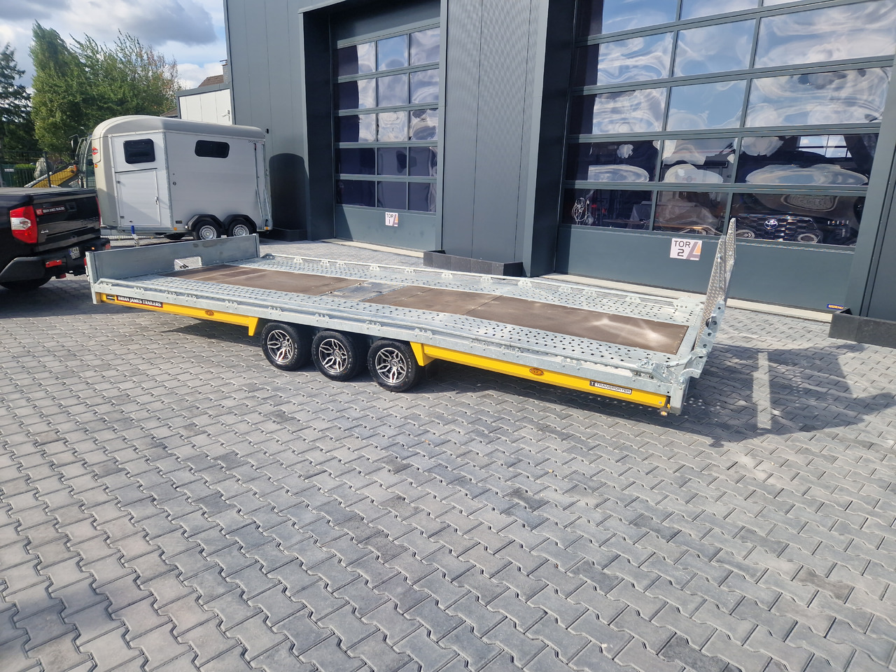 BJT T Transporter 231 550x224cm yellow ankippbar Heckrampe Tridem Alufelgen 10" 3500kg - Автовоз ремарке: снимка 2 BJT T Transporter 231 550x224cm yellow ankippbar Heckrampe Tridem Alufelgen 10" 3500kg - Автовоз ремарке: снимка 2