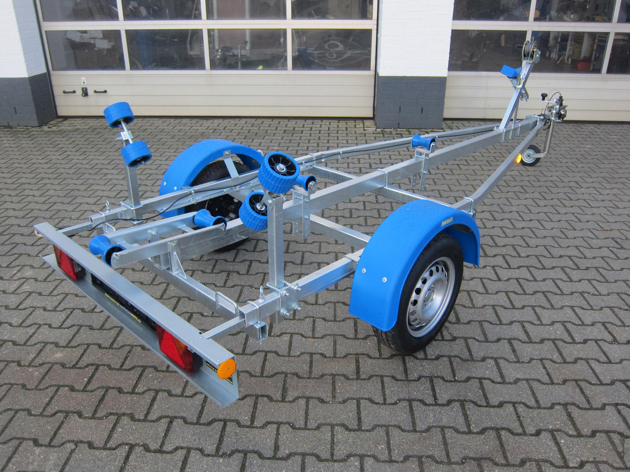 Bootsanhänger Boattrailer Neptun NAVY N7-17 Trailer 750kg mit Winde Winter Online Aktion - Колесар за лодка: снимка 4 Bootsanhänger Boattrailer Neptun NAVY N7-17 Trailer 750kg mit Winde Winter Online Aktion - Колесар за лодка: снимка 4