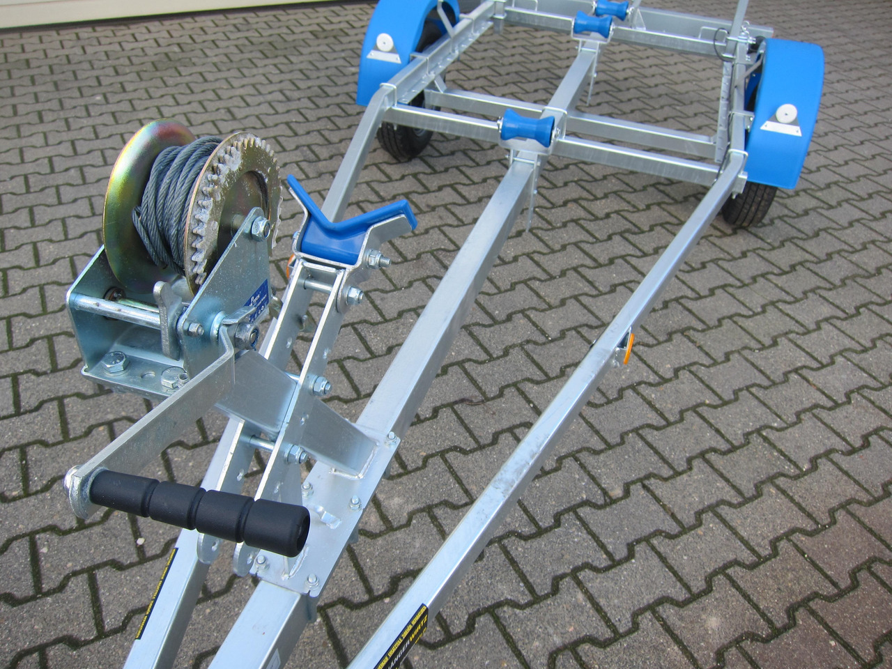 Bootsanhänger Boattrailer Neptun NAVY N7-17 Trailer 750kg mit Winde Winter Online Aktion - Колесар за лодка: снимка 5 Bootsanhänger Boattrailer Neptun NAVY N7-17 Trailer 750kg mit Winde Winter Online Aktion - Колесар за лодка: снимка 5