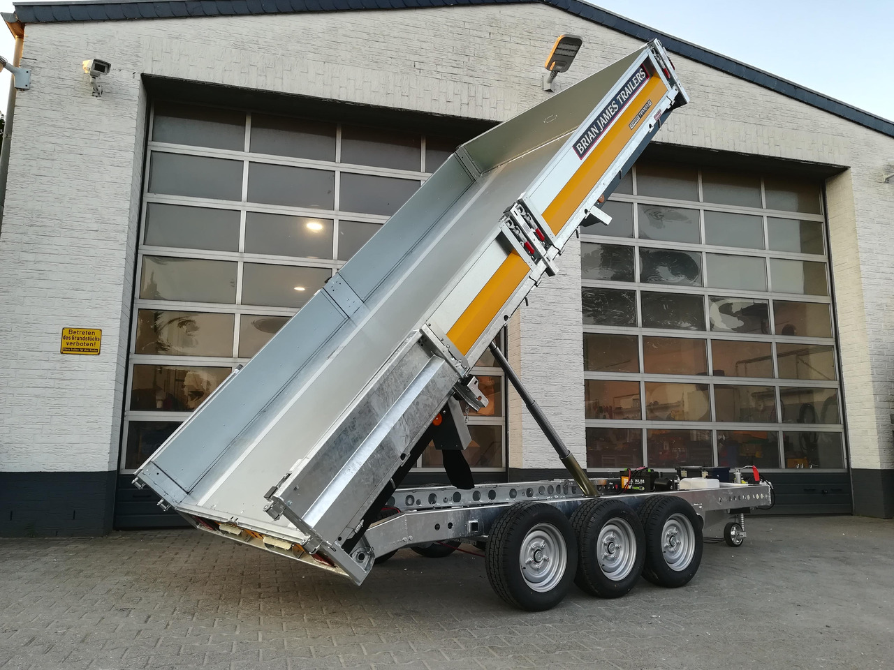 Brian James Trailer CarGO Tipper 2 elektrisch 360x195x30cm Stahlbordwände Pendel 12" Tridem 3,5t on - Самосвал ремарке: снимка 1 Brian James Trailer CarGO Tipper 2 elektrisch 360x195x30cm Stahlbordwände Pendel 12" Tridem 3,5t on - Самосвал ремарке: снимка 1