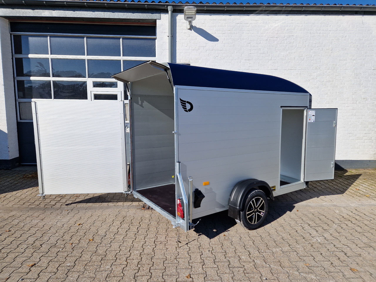 Затворена каросерия ремарке Cargo Roadster 300 300x150x184cm Alu Poly royal blau Alufelgen darkline Pullman 1300kg 100km/H: снимка 6 Затворена каросерия ремарке Cargo Roadster 300 300x150x184cm Alu Poly royal blau Alufelgen darkline Pullman 1300kg 100km/H: снимка 6