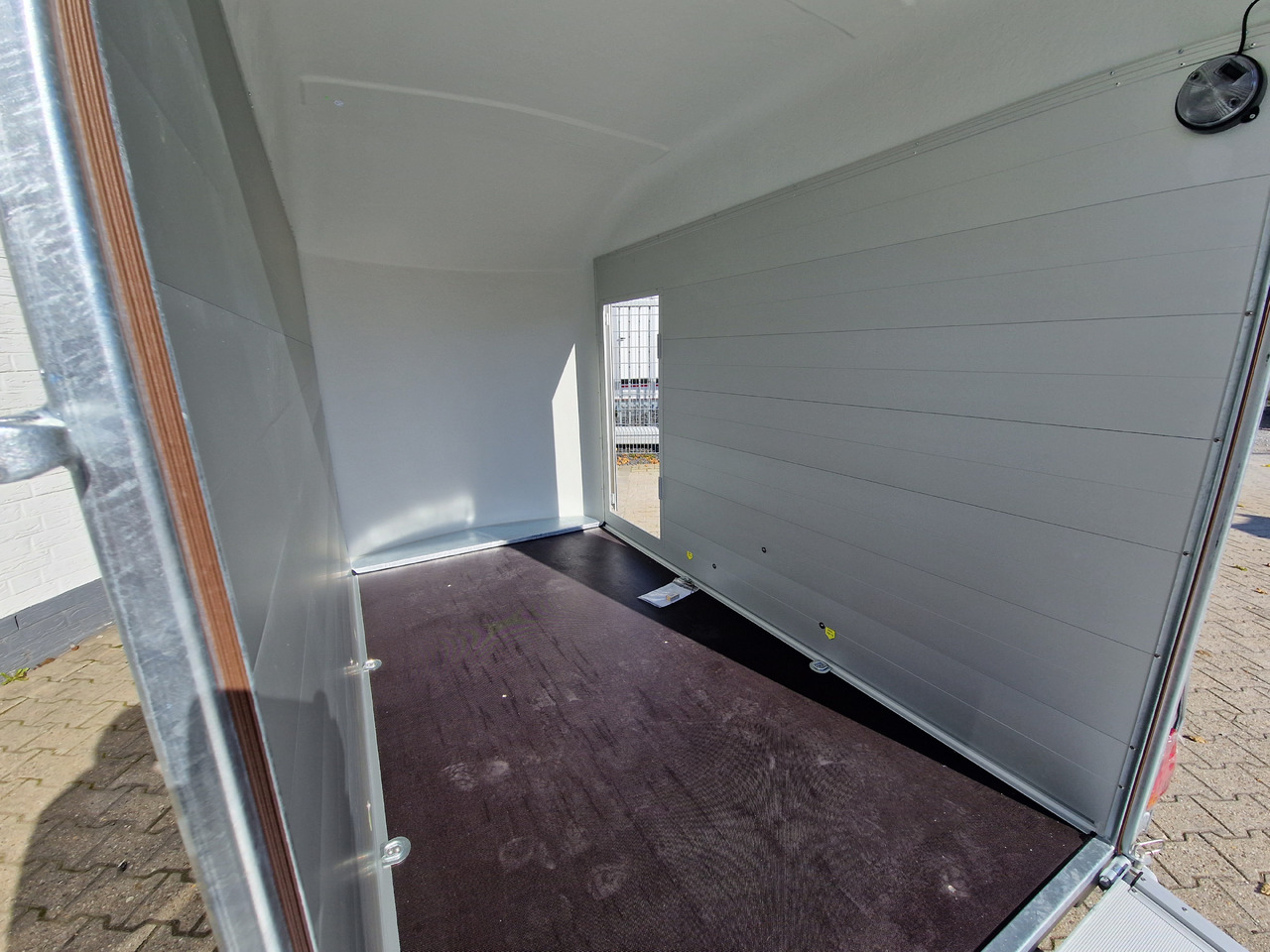 Затворена каросерия ремарке Cargo Roadster 300 300x150x184cm Alu Poly royal blau Alufelgen darkline Pullman 1300kg 100km/H: снимка 7 Затворена каросерия ремарке Cargo Roadster 300 300x150x184cm Alu Poly royal blau Alufelgen darkline Pullman 1300kg 100km/H: снимка 7